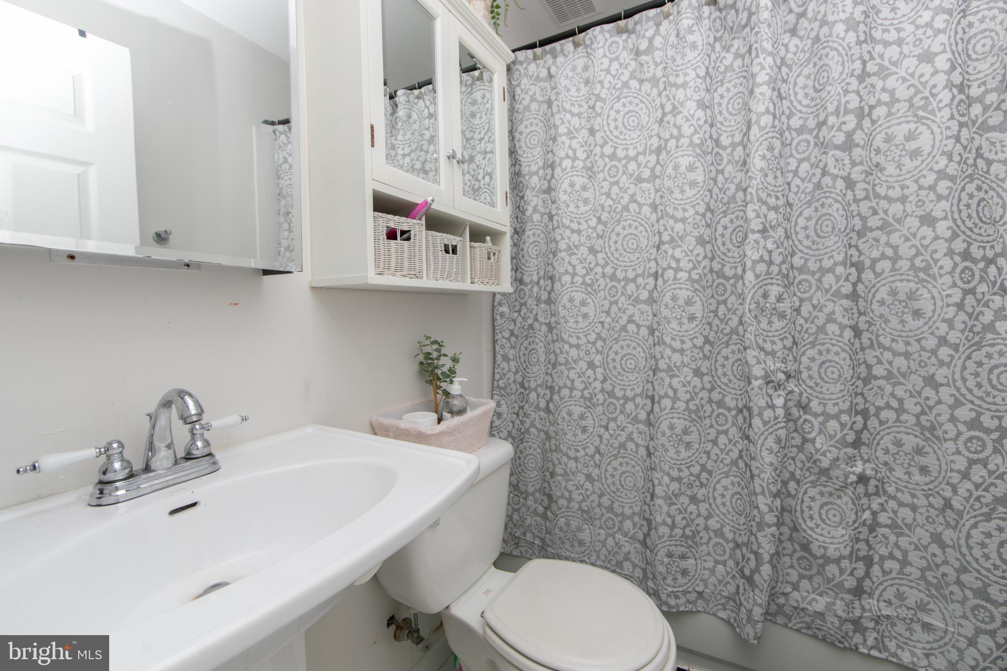 17 Quay Road Levittown, PA 19057 - Photo 21 of 32 1st floor full bath