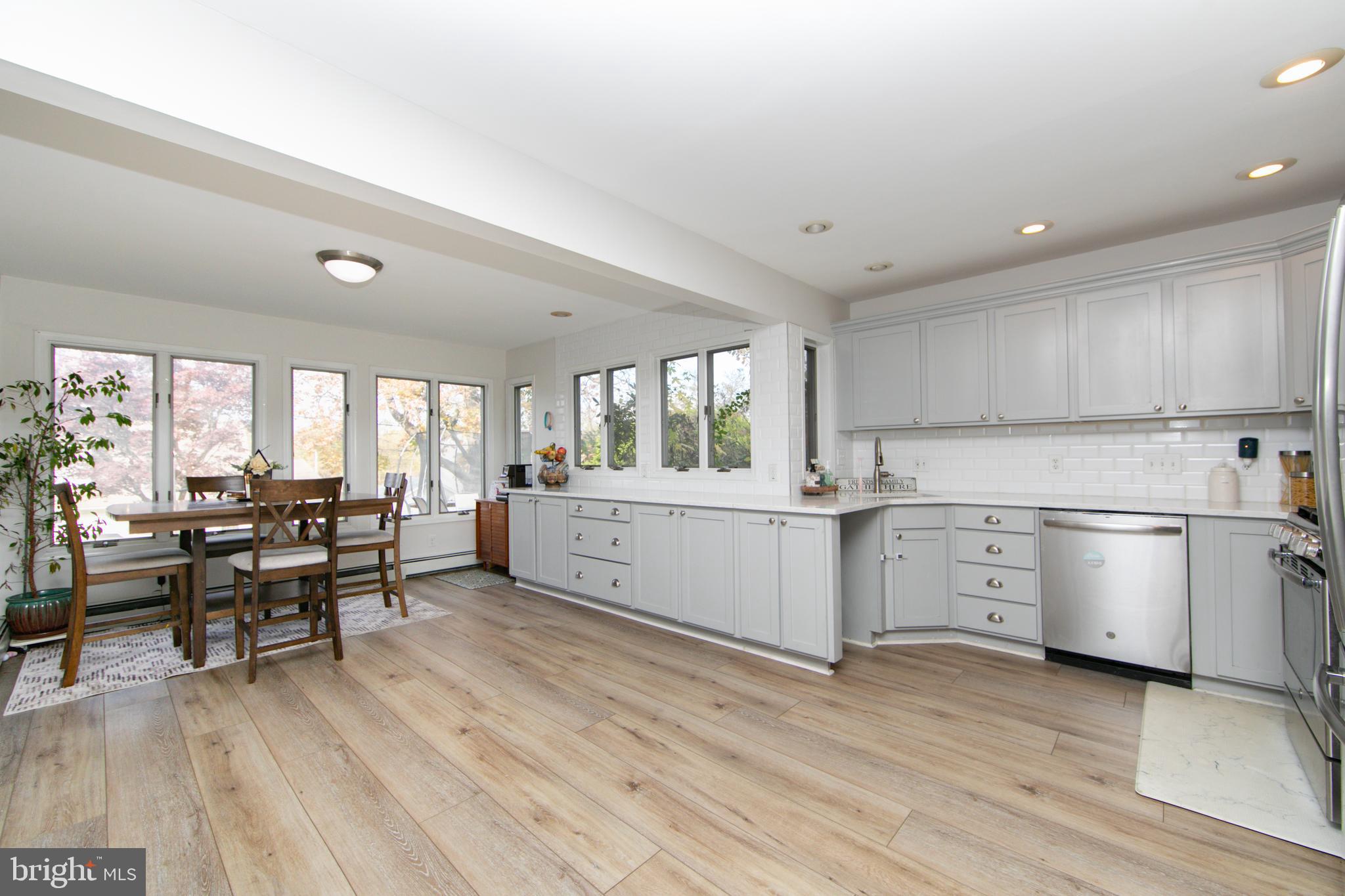 17 Quay Road Levittown, PA 19057 - Photo 8 of 32 Large eat-in kitchen