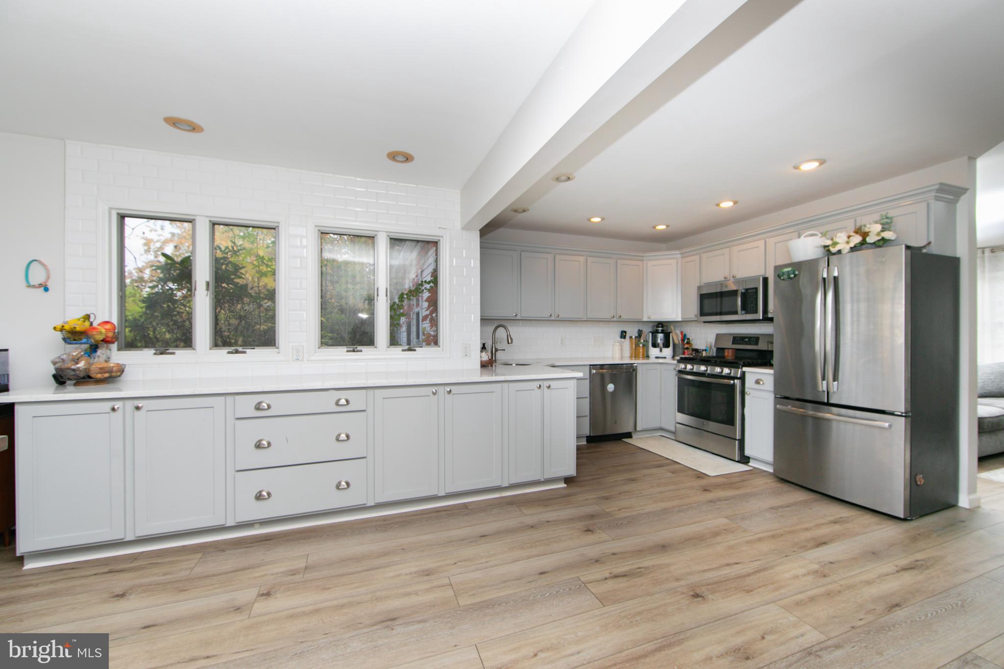 17 Quay Road Levittown, PA 19057 - Photo 10 of 32 Loads of counter space