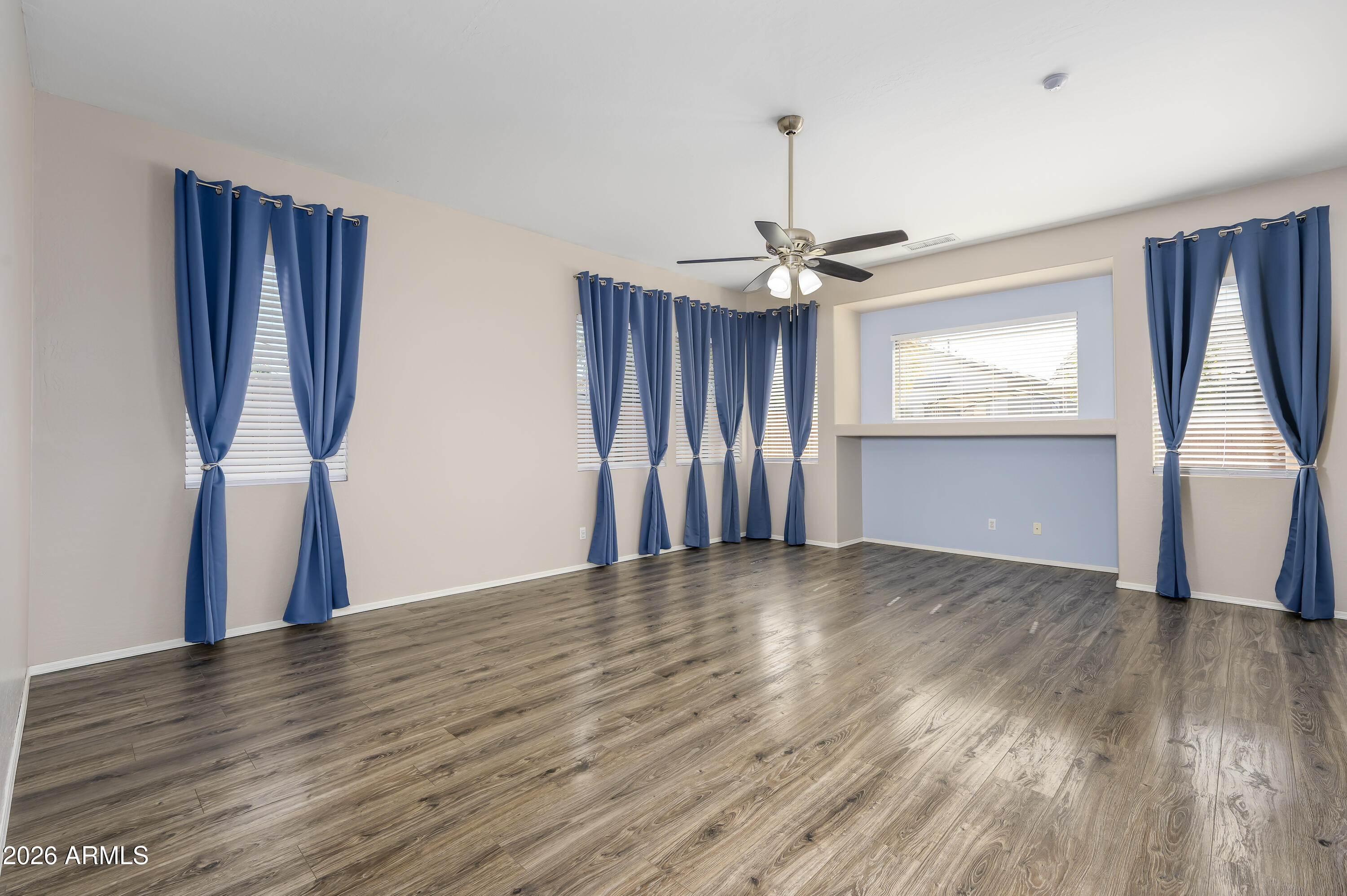 11195 West Alvarado Road Avondale, AZ 85392 - Photo 5 of 31 Living Room