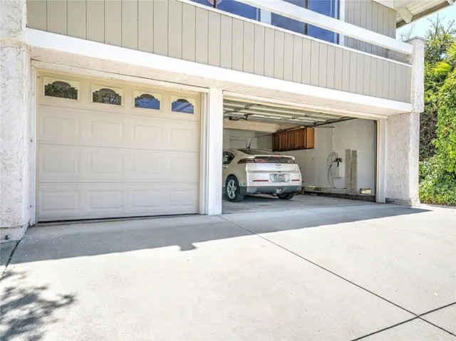a view of a house with backyard and garden