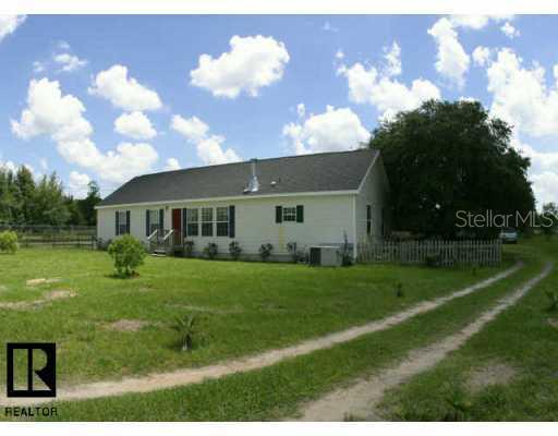 a view of a house with backyard and garden