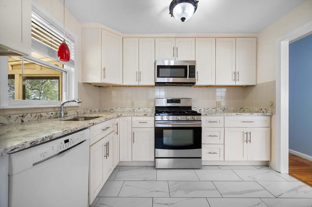 5 Marc Lane Lawrence, MA 01843 - Photo 6 of 26