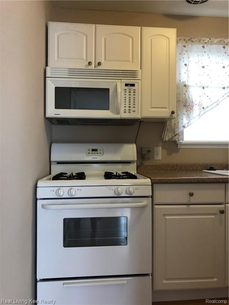 11352 Canal Road, Unit 2 Sterling Heights, MI 48314 - Photo 8 of 14 kit appls.jpg