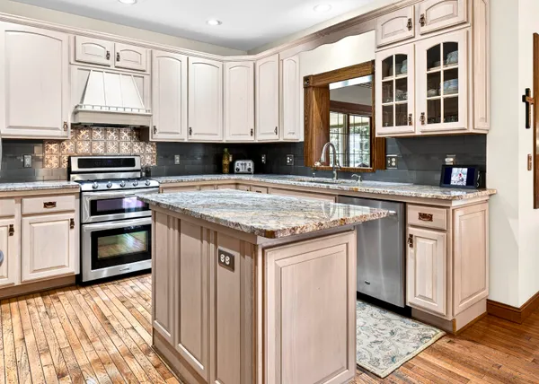 $759,900 | 5565 Applewood Court, Hartford, WI 53027