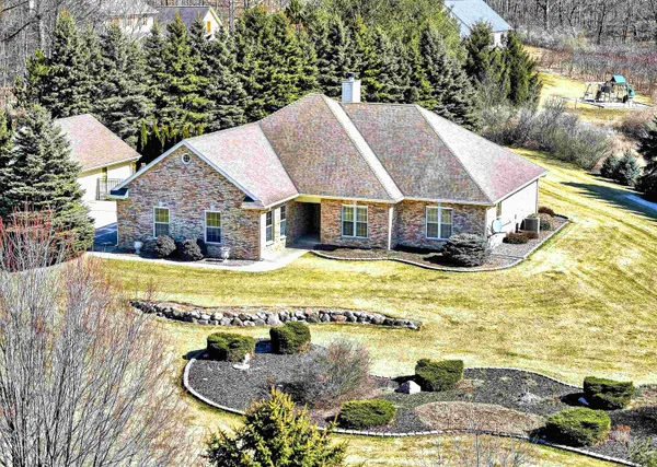 $759,900 | 5565 Applewood Court, Hartford, WI 53027