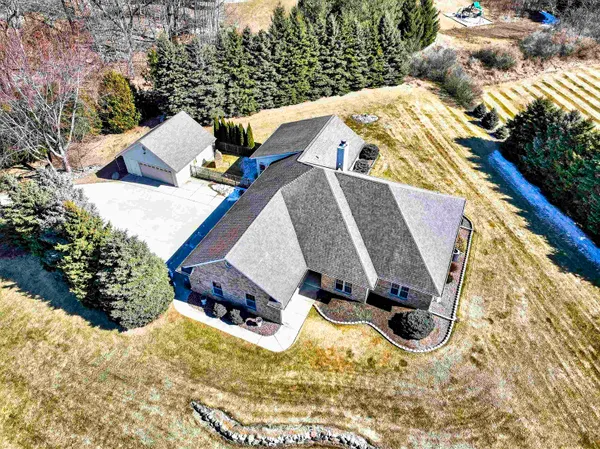 $759,900 | 5565 Applewood Court, Hartford, WI 53027