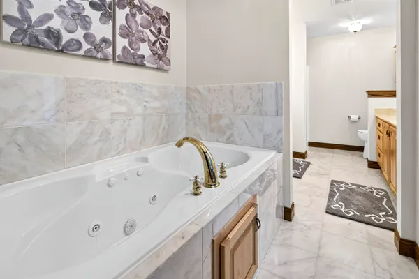 $759,900 | 5565 Applewood Court, Hartford, WI 53027