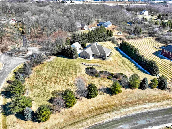 $759,900 | 5565 Applewood Court, Hartford, WI 53027