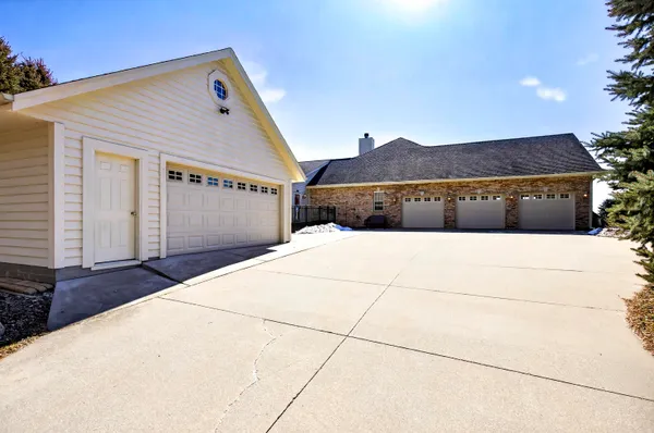 $759,900 | 5565 Applewood Court, Hartford, WI 53027