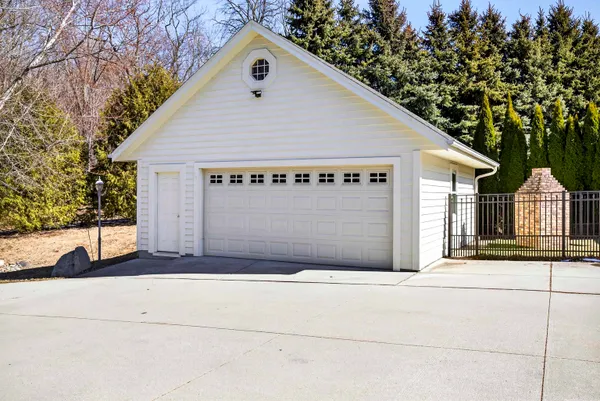 $759,900 | 5565 Applewood Court, Hartford, WI 53027