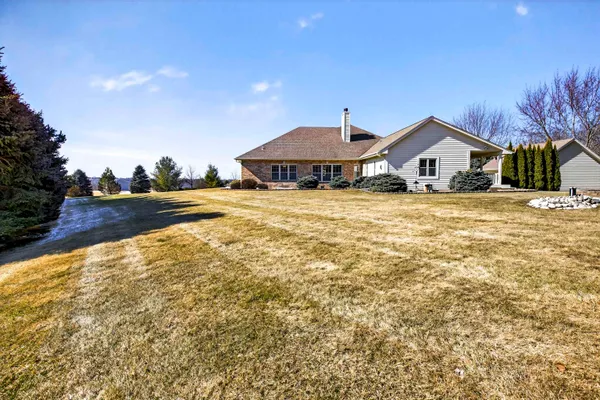 $759,900 | 5565 Applewood Court, Hartford, WI 53027