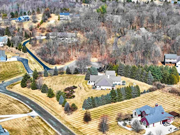 $759,900 | 5565 Applewood Court, Hartford, WI 53027