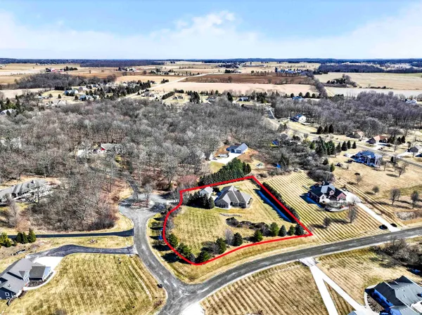 $759,900 | 5565 Applewood Court, Hartford, WI 53027