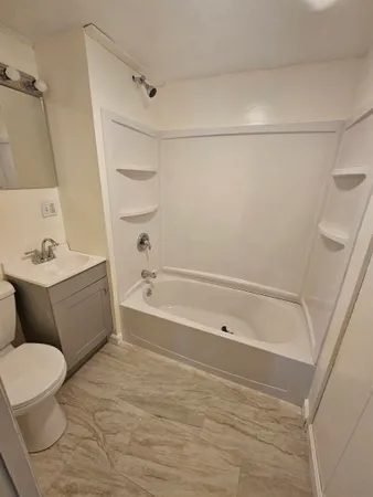 $1,950 | 90 Oakland Avenue, Manchester, NH 03109