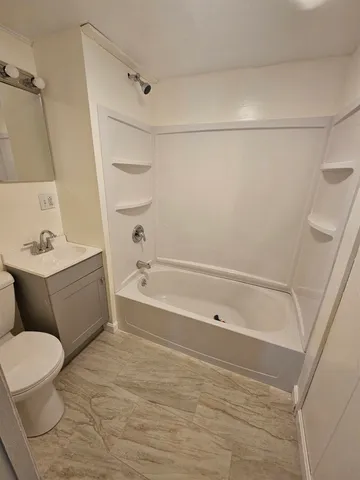 $1,950 | 90 Oakland Avenue, Manchester, NH 03109