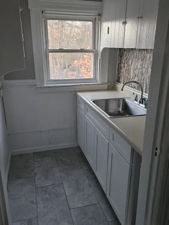 $1,950 | 90 Oakland Avenue, Manchester, NH 03109