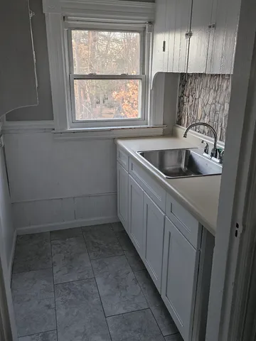 $1,950 | 90 Oakland Avenue, Manchester, NH 03109