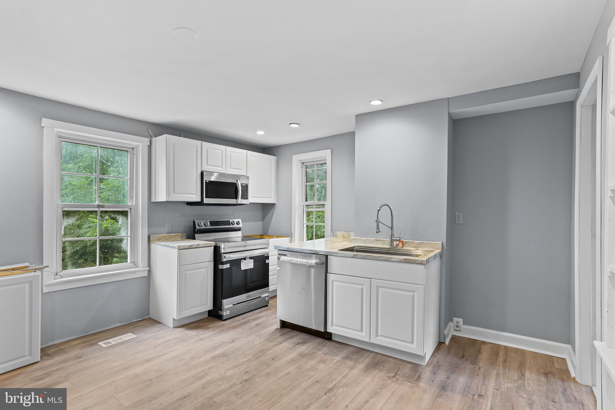 1316 Pleasant Valley Road Westminster, MD 21158 - Photo 4 of 14 Country Kitchen w/ Stainless Steel Appliances