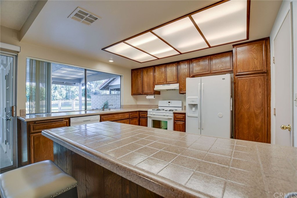 1925 Silver Oak Way Hemet, CA 92545 - Photo 12 of 32