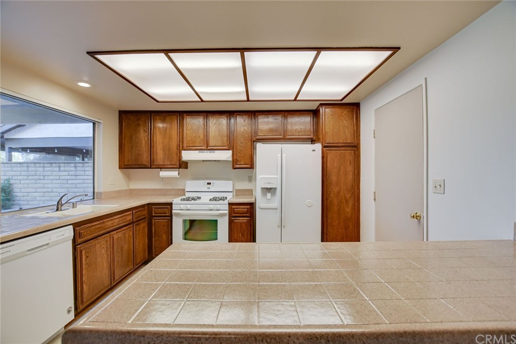 1925 Silver Oak Way Hemet, CA 92545 - Photo 13 of 32