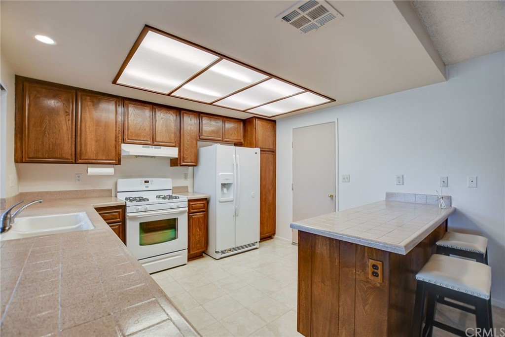 1925 Silver Oak Way Hemet, CA 92545 - Photo 14 of 32