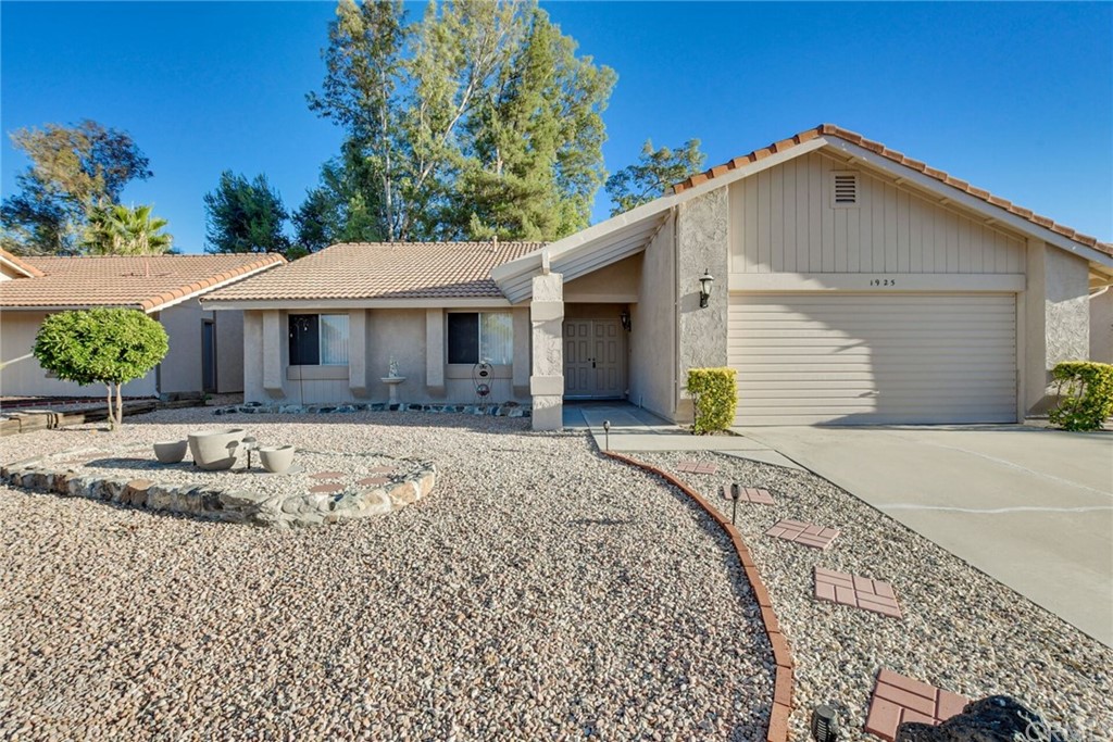 1925 Silver Oak Way Hemet, CA 92545 - Photo 3 of 32