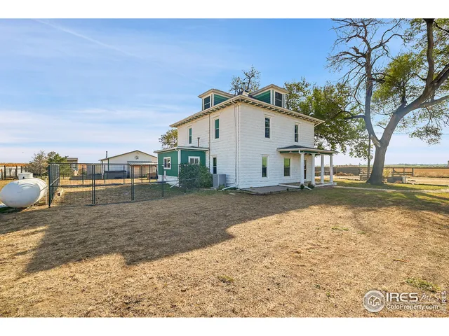 a view of a house with backyard and porch