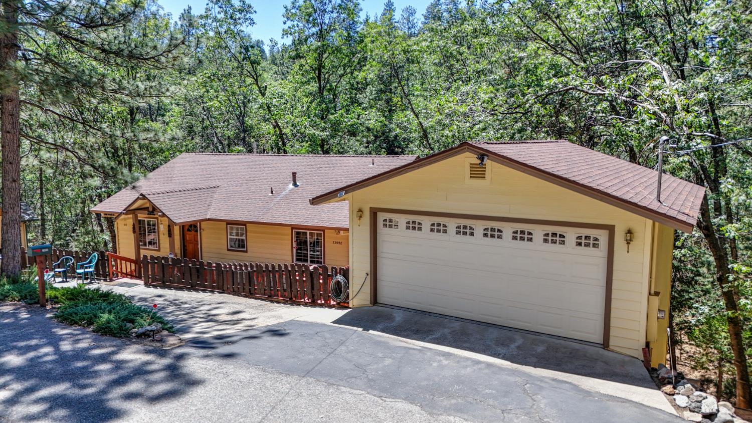23998 Stable Road Sonora, CA 95370 - Photo 40 of 41 a view of a house with a garage and wooden fence