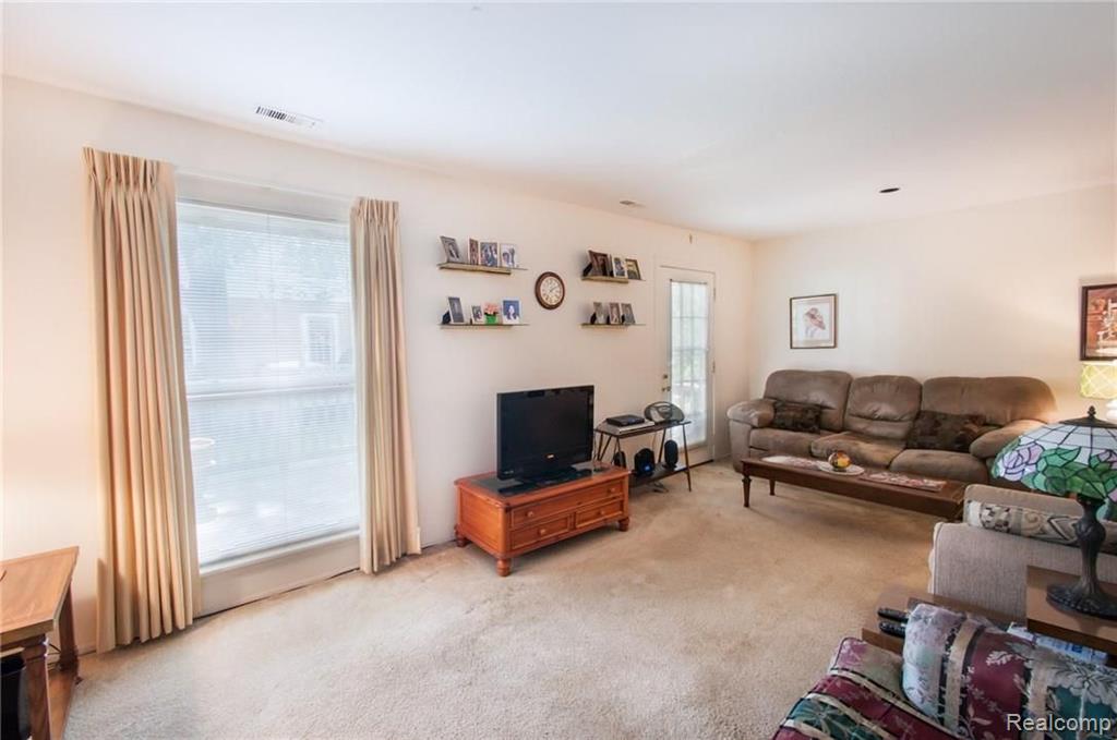 513 East University Drive, Unit 703 Rochester, MI 48307 - Photo 4 of 23