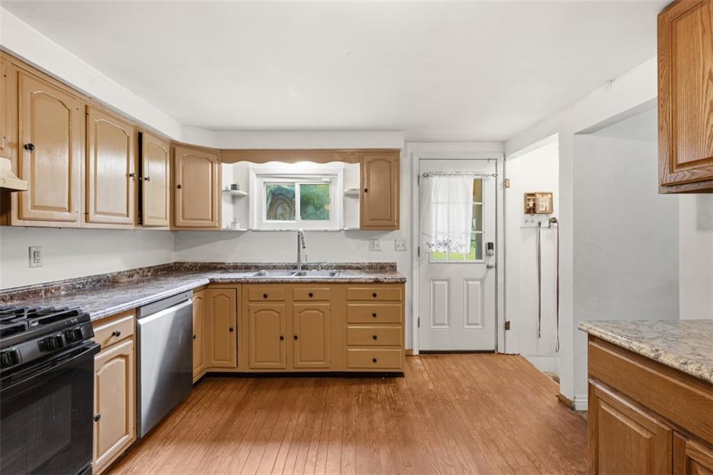 114 Hartzell Road Zelienople, PA 16063 - Photo 7 of 38 Gas stove & newer stainless dishwasher