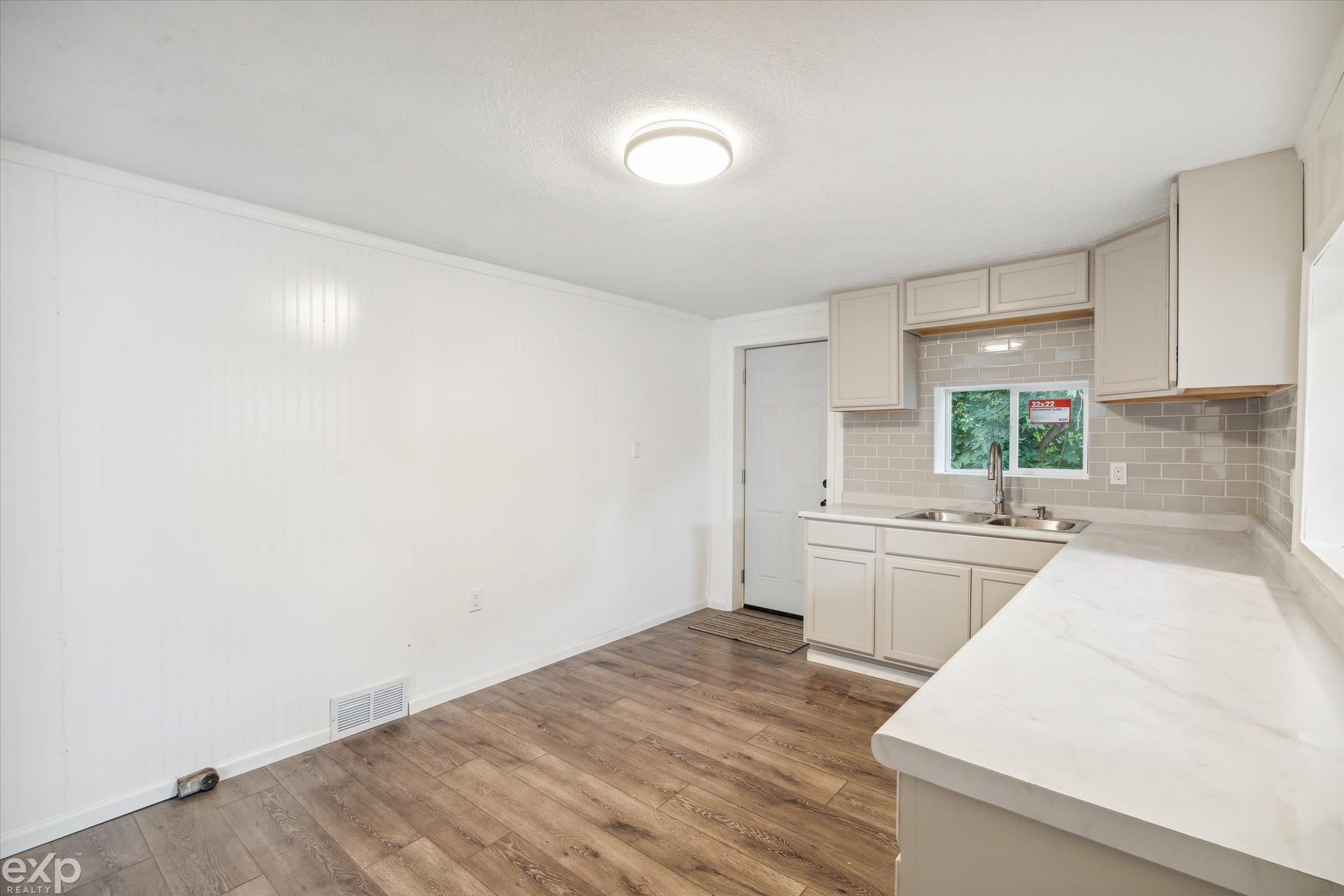 3221 Hemphill Road Burton, MI 48529 - Photo 7 of 14 50113619-6.JPG