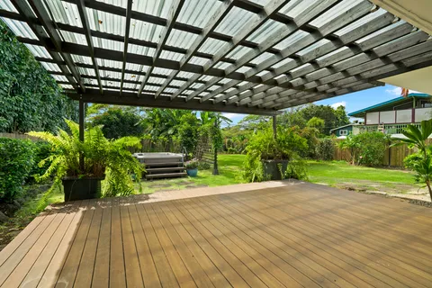 a view of a backyard