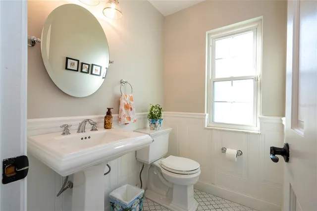 a view of a livingroom with furniture and a ceiling fan