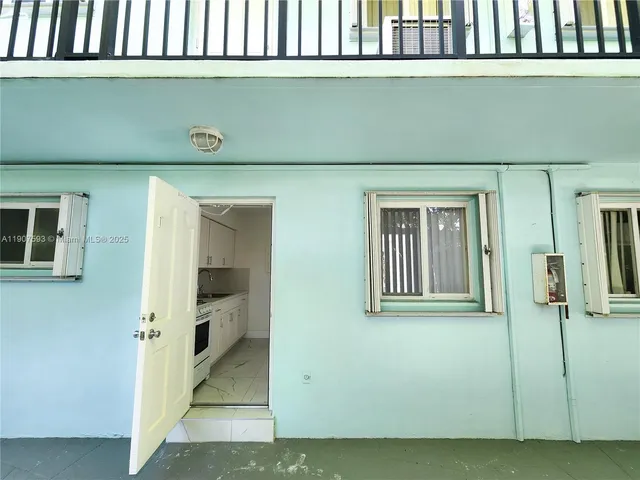 $1,895 | 2465 Southwest 27th Street, Unit 2, Miami, FL 33133