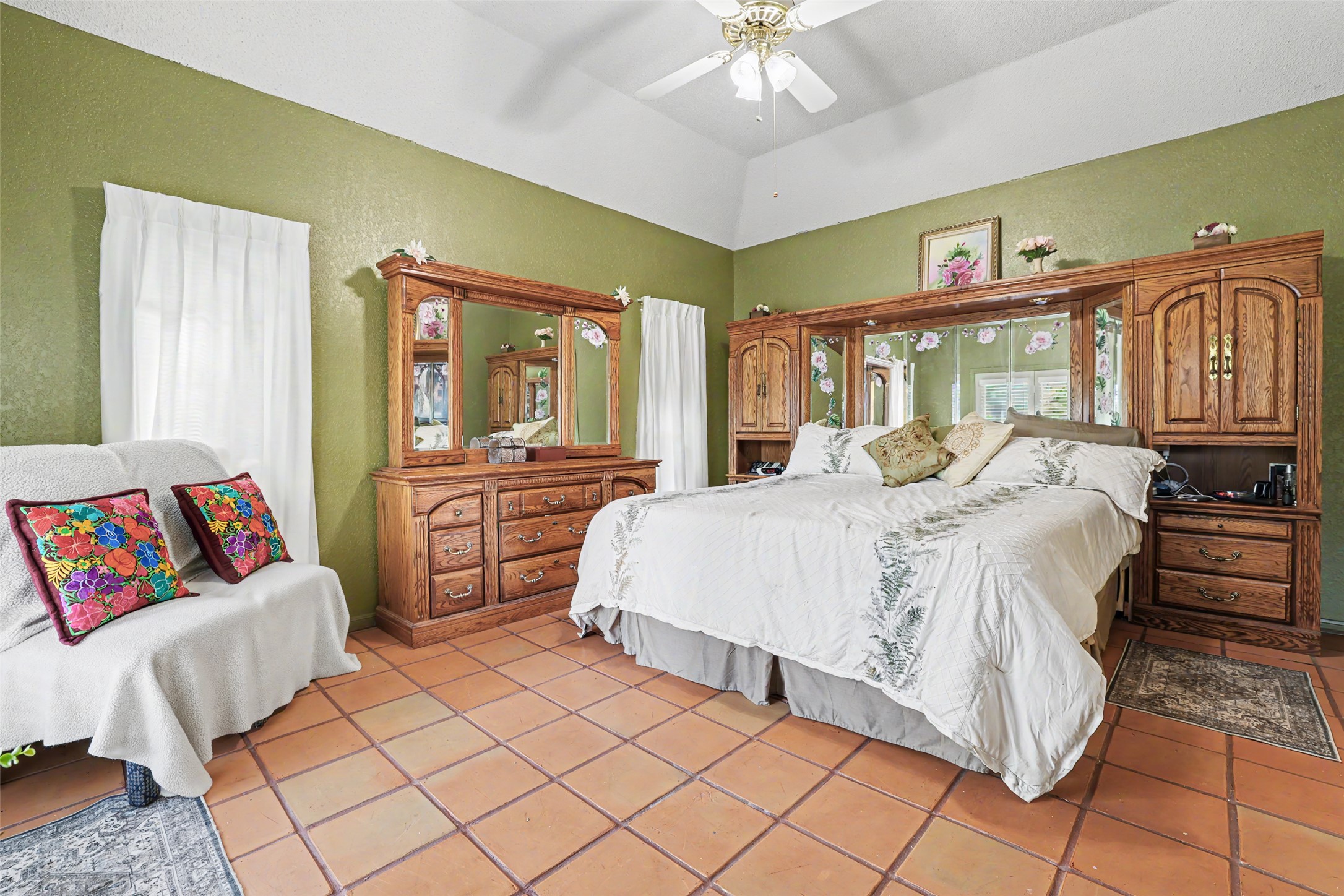 110 South Ridge Circle Georgetown, TX 78628 - Photo 15 of 37 Expansive room featuring terracotta-style tile flooring, high vaulted ceilings, and a ceiling fan with integrated lighting