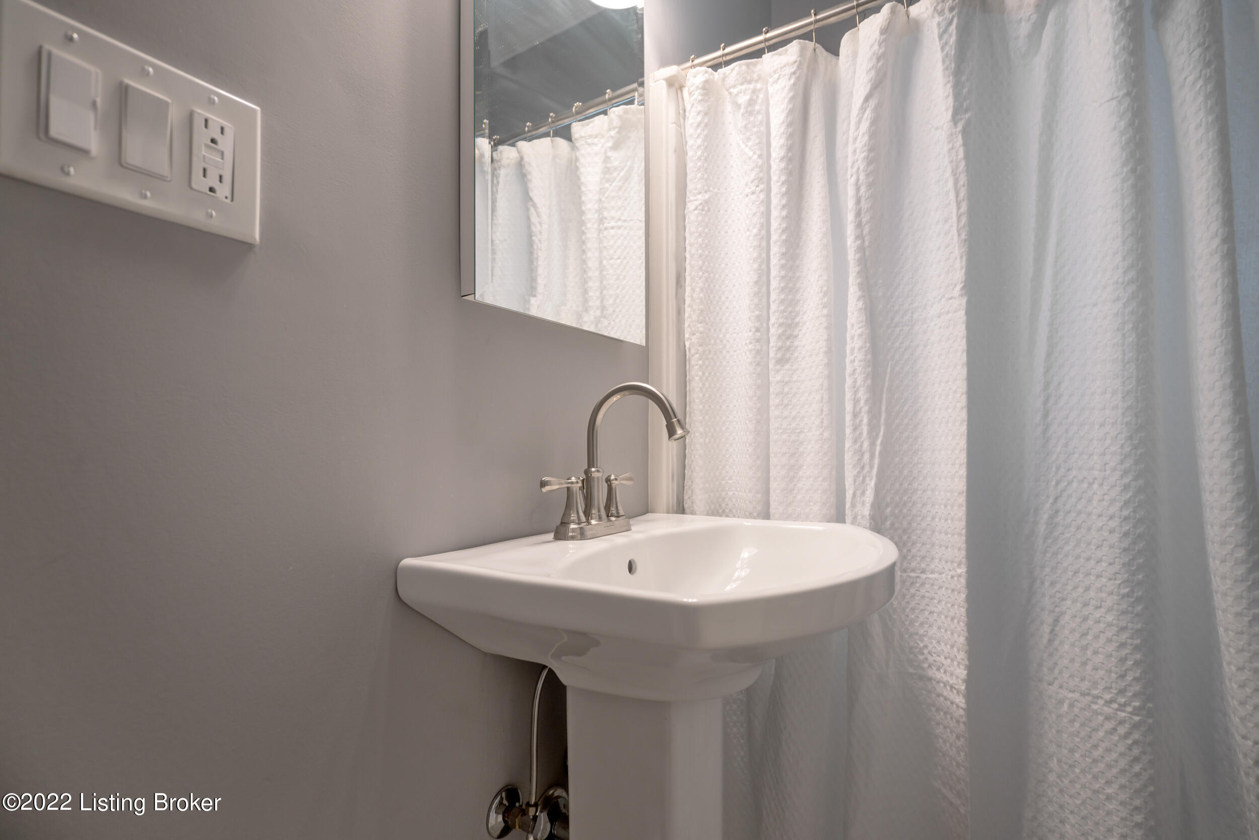 817 Reading Road Louisville, KY 40217 - Photo 26 of 44 817 Reading Road-28