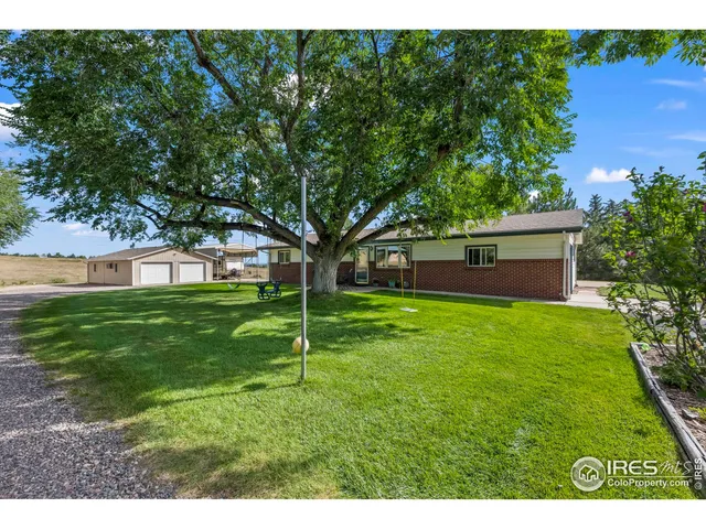 a view of yard with green space