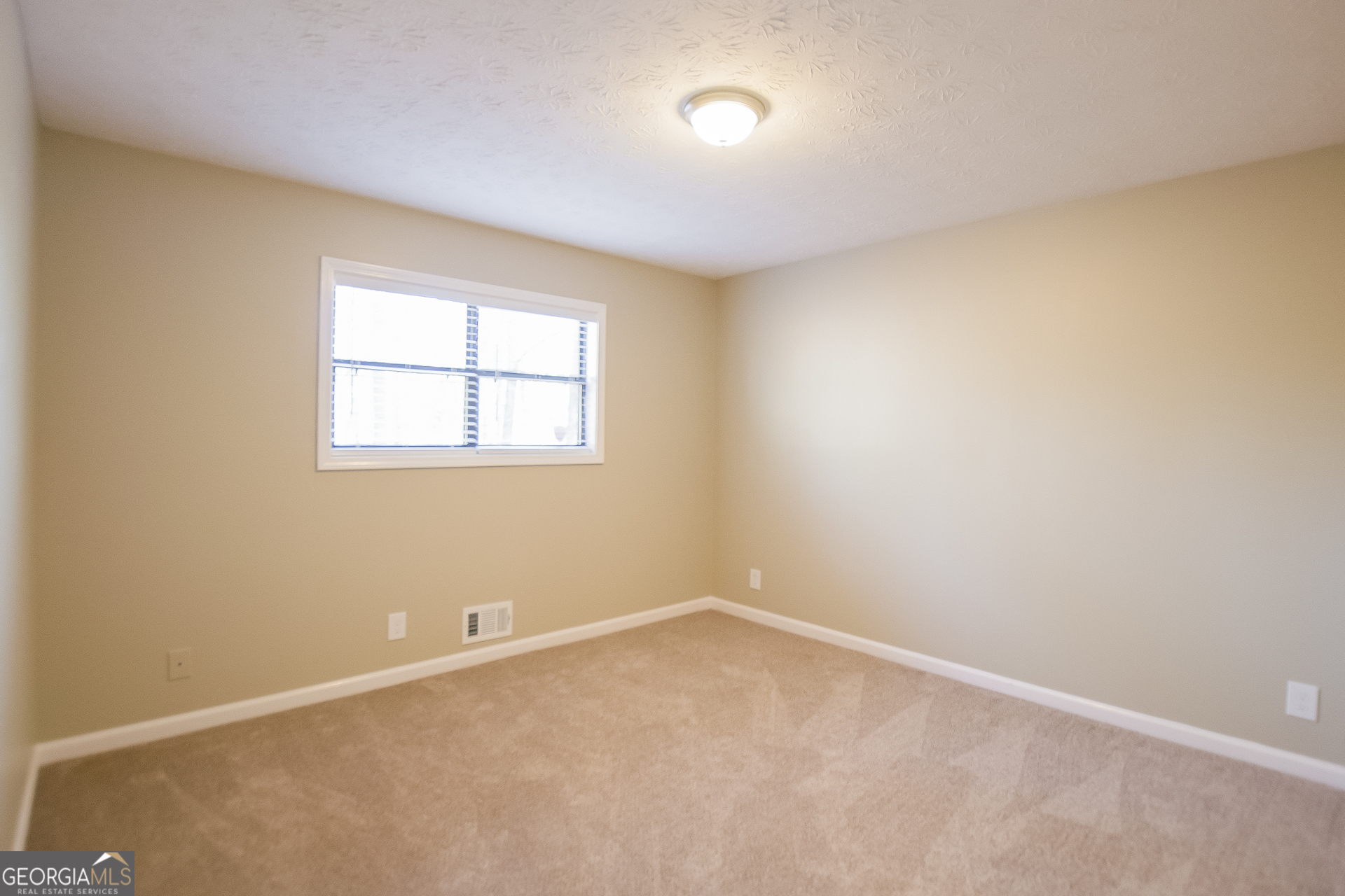 302 West Paulding Boulevard Dallas, GA 30157 - Photo 11 of 15 an empty room with a window