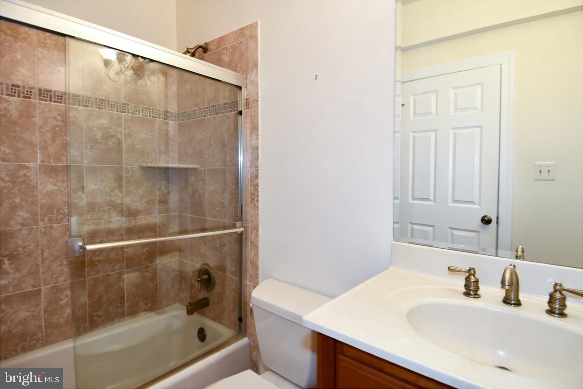 7808 Southdown Road Alexandria, VA 22308 - Photo 92 of 99 a bathroom with a sink and a bathtub