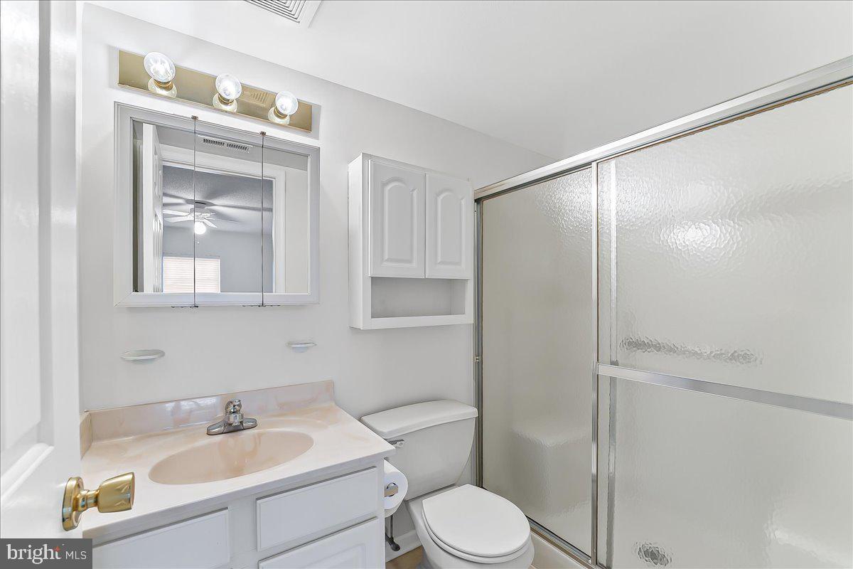 615 Brandon Road Norristown, PA 19403 - Photo 16 of 36 Ensuite bathroom