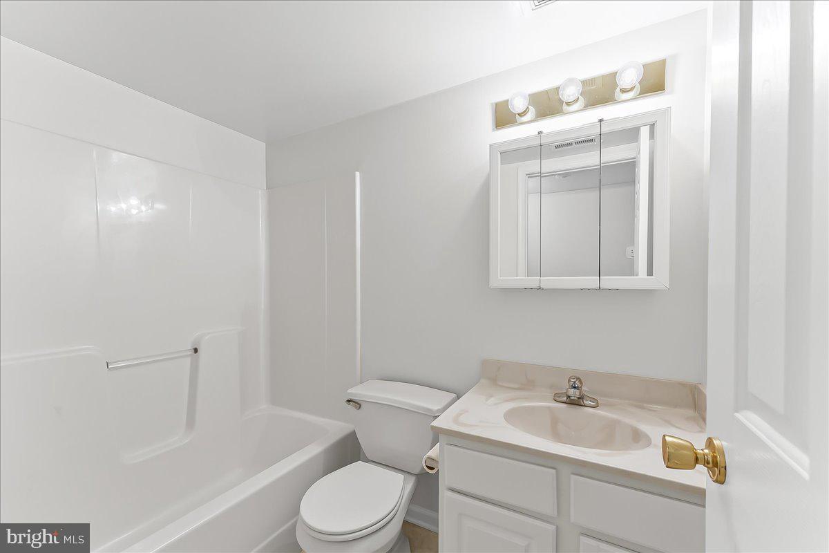 615 Brandon Road Norristown, PA 19403 - Photo 21 of 36 Bathroom #2, full hallbath