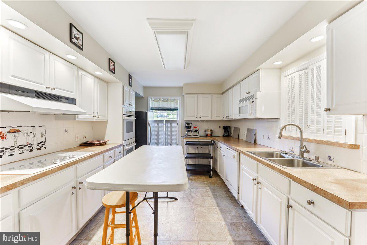 615 Brandon Road Norristown, PA 19403 - Photo 30 of 36 Full kitchen to access in clubhouse