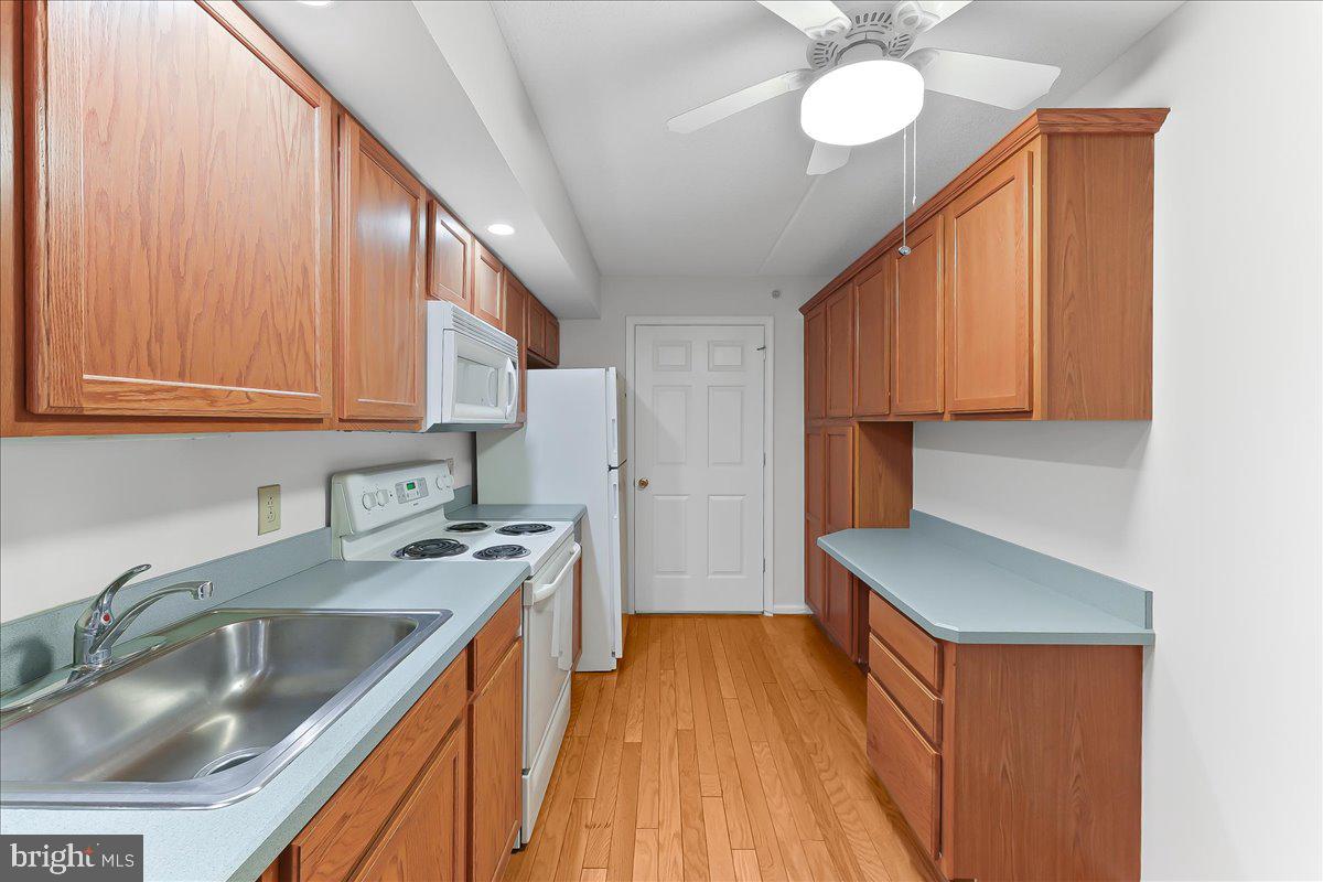 615 Brandon Road Norristown, PA 19403 - Photo 5 of 36 Extra cabinetry and desk area