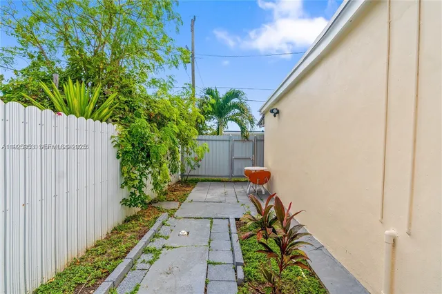 a view of back yard of the house