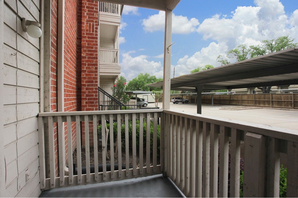 4041 Drake Street, Unit 113 Houston, TX 77005 - Photo 15 of 16 a balcony with street view