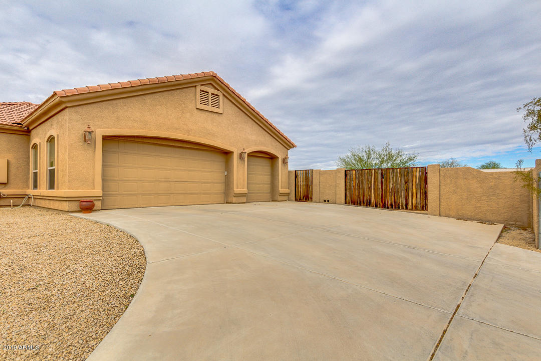 1126 West Joy Ranch Road Phoenix, AZ 85086 - Photo 6 of 45 Garage