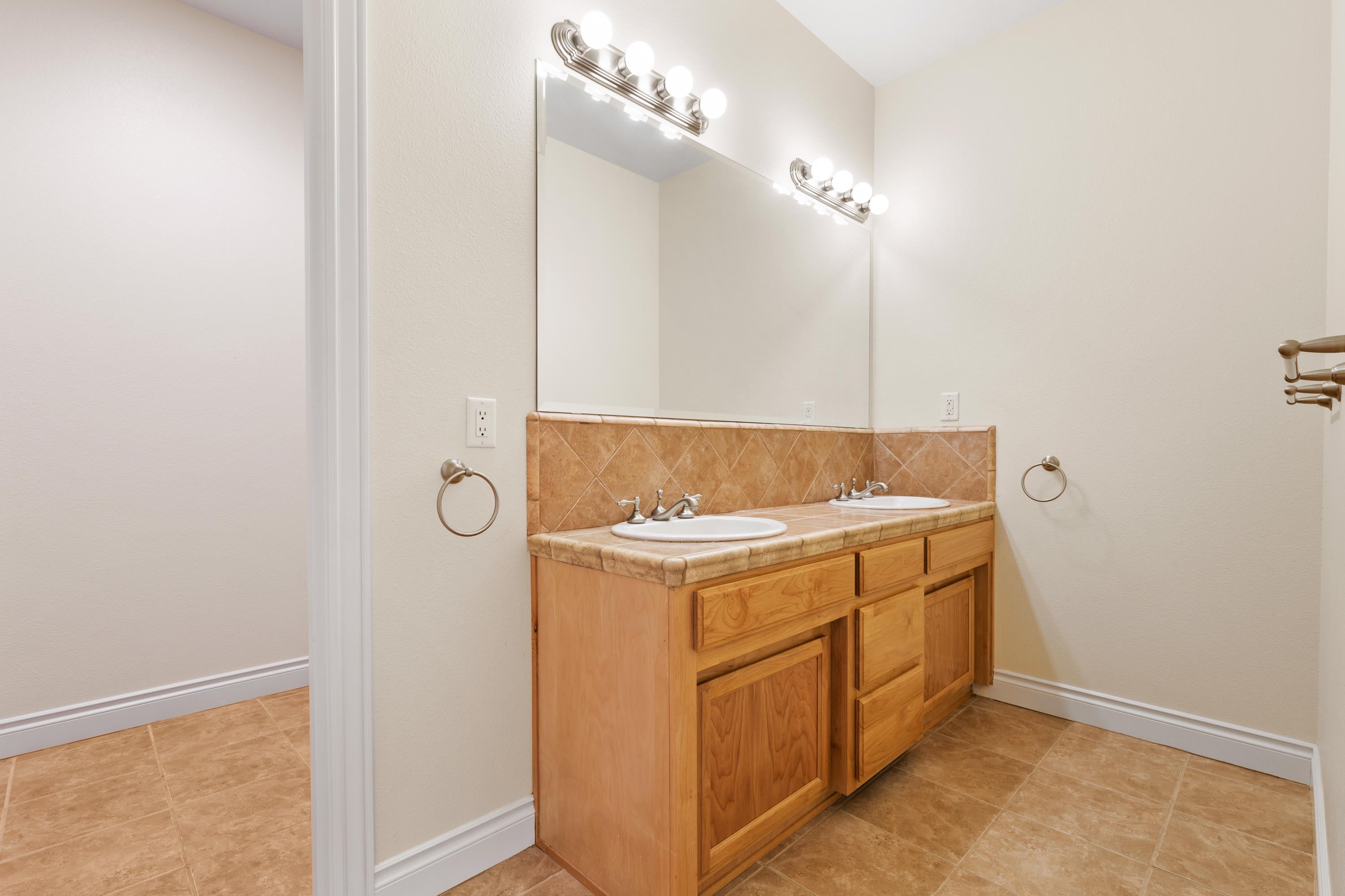 4335-4337 Murryhill Terrace Medford, OR 97504 - Photo 27 of 38 Bathroom #3