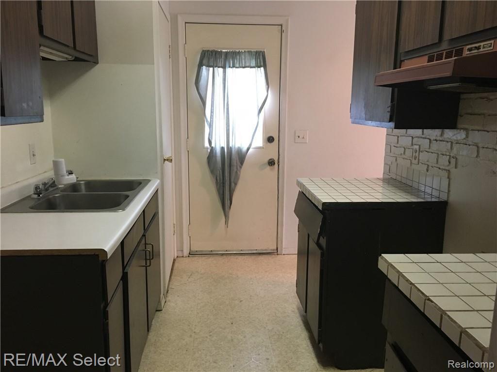 2833 East Pierson Road Flint, MI 48506 - Photo 3 of 12