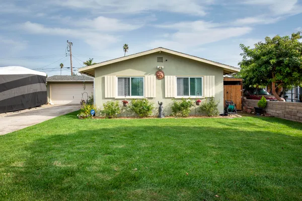 a view of a house with backyard and garden